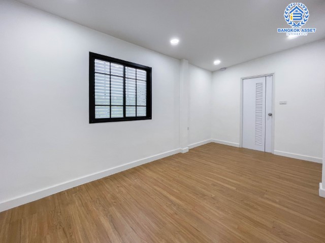 *****บ้านเดี่ยวมือสอง นนทบุรี ม.กฤษดานคร10 รัตนาธิเบศร์ เนื้อที่กว้างขวางมากถึง 71 ตร.ว. ฟังก์ชัน 4 ห้องนอน 4 ห้องน้ำ ที่จอดรถ 3 คัน บ้านสวย ตกแต่งสไตล์โมเดิร์น พร้อมเข้าอยู่ได้ทันที! โครงการตั้งบนทำเลแห่งการเดินทาง ใกล้รถไฟฟ้าสายสีม่วง "สถานีสามแยกบางใหญ่" และจุดขึ้นทางด่วน "กาญจนาภิเษก" จองด่วน!